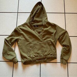 ZYIA Women’s Calmness Pocket V-neck Cropped Hoodie Sweatshirt Olive Size Large